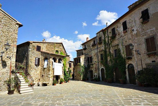 Piazza del Castello di Montemerano