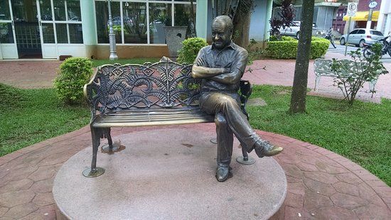 Estatua Ronald Golias