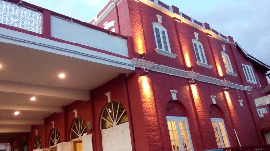 Red House Bar & Restaurant